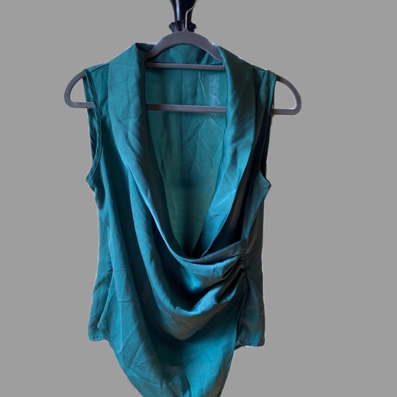 Ace by Aimee beautiful emerald green color. 1st pic accurately shows the color - Picture 2 of 5